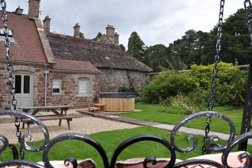 Cecile'S Cottage At Cefn Tilla Court, Usk Esterno foto