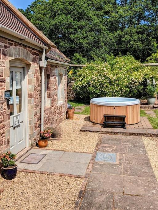 Cecile'S Cottage At Cefn Tilla Court, Usk Esterno foto