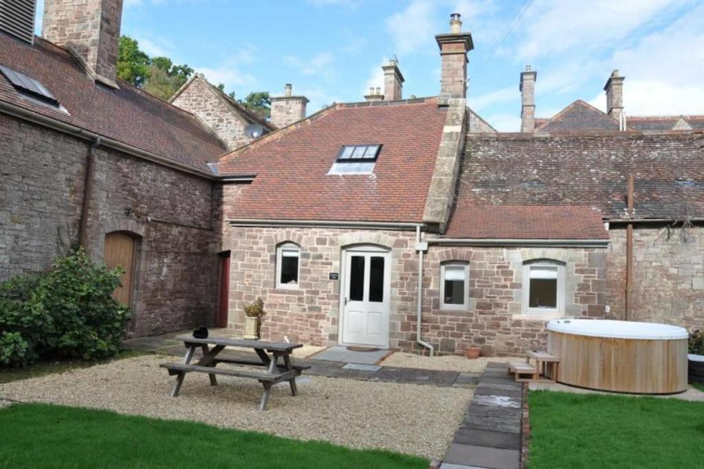 Cecile'S Cottage At Cefn Tilla Court, Usk Esterno foto